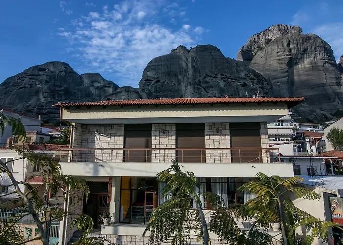 The Holy Rock - At Meteora 卡兰巴卡